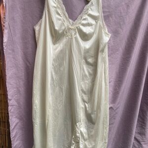 Romantic Traditions vintage Elegant White Lace Trim Nightgown